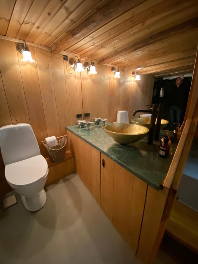 Charming And Authentic Heritage Retreat In Kvivik - Right Next To The River Exterior foto